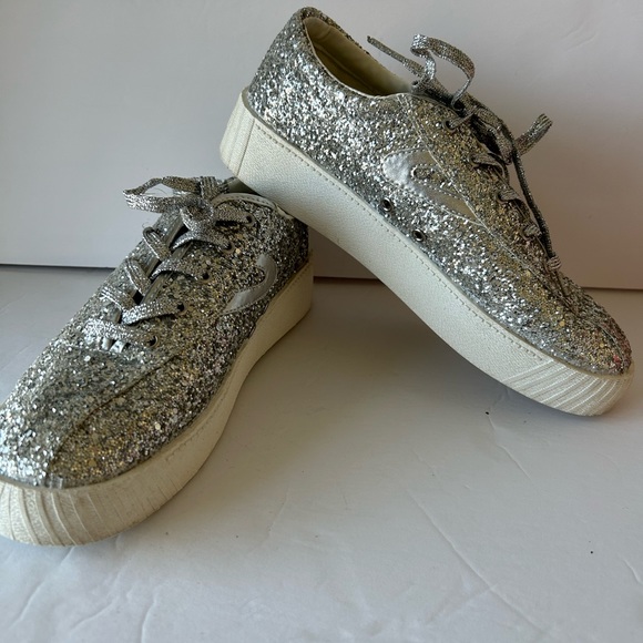 Tretorn glitter sneaker size 5
Runs big
Silver glitter
Lace up - Picture 1 of 10